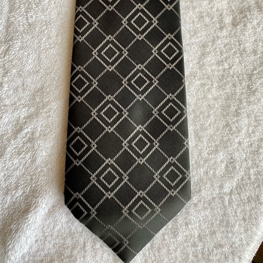 Men’s 100% polyester tie.